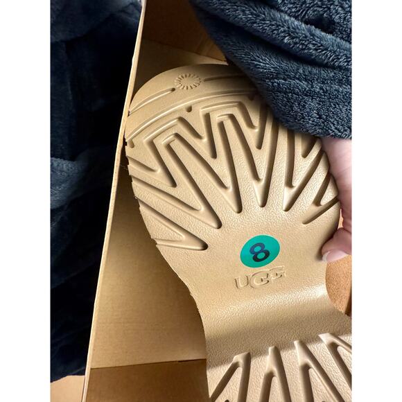 BRAND NEW Uggs - Classic Ultra Mini Platform Boot - 8 - Picture 2 of 5